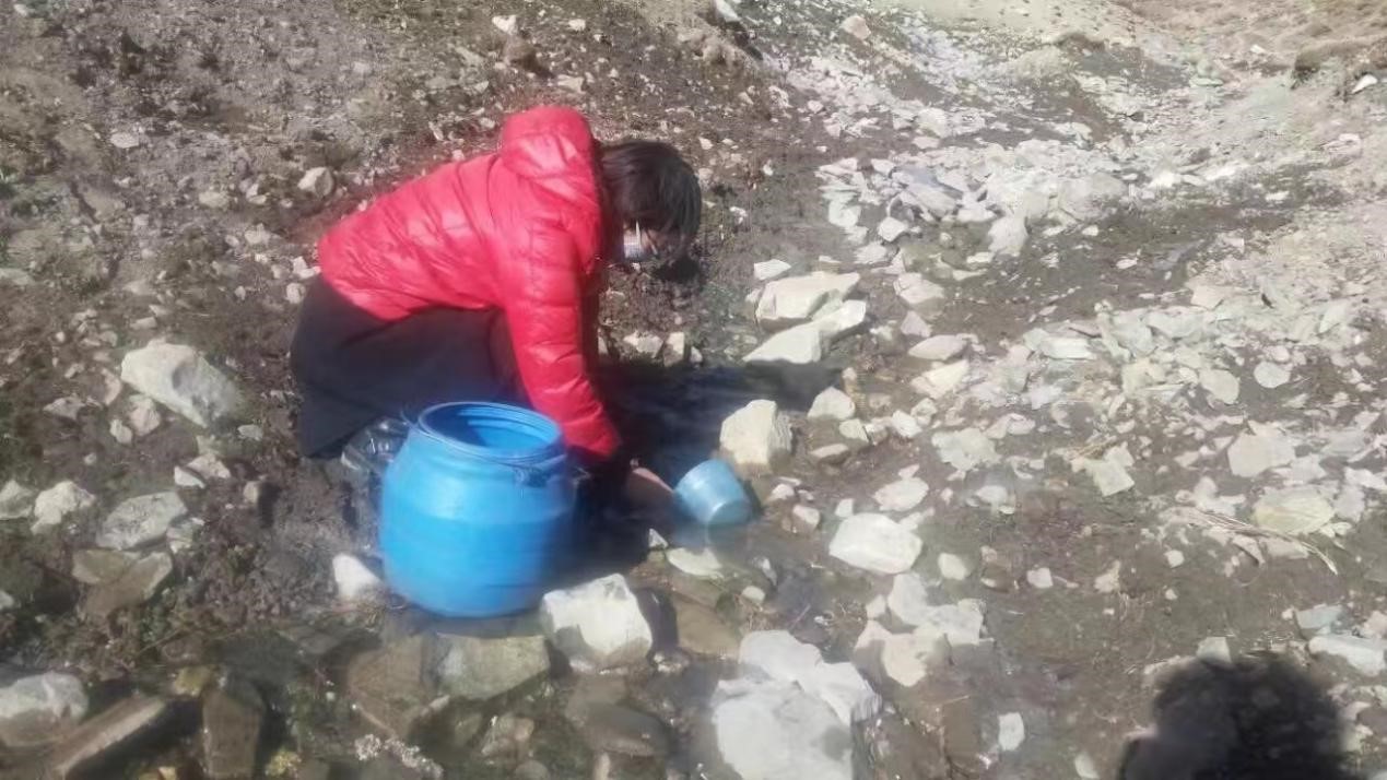 2016年家访时，学生家里没有自来水，只能收集周边河水烧开饮用.jpg